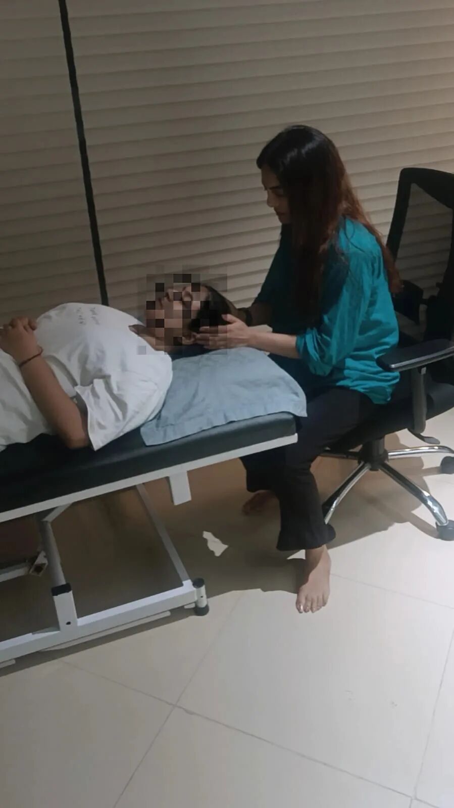 Vibha Jain conducting an individual hypnotherapy session with a client resting comfortably